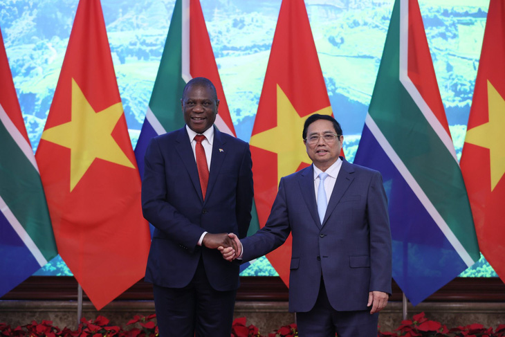 Thủ tướng Phạm Minh Chính bắt tay Phó tổng thống Nam Phi Paul Mashatile ngày 14-12 - Ảnh: VGP