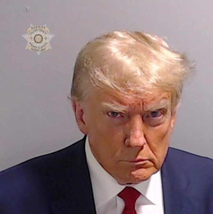 Ảnh chụp chân dung ông Donald Trump trong thủ tục lăn tay, chụp ảnh nghi phạm tại Georgia được công bố ngày 24-8 - Ảnh: REUTERS