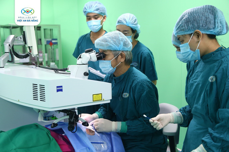 BS CKII Bùi Tiến Hùng thực hiện phẫu thuật điều trị Lão thị cho bệnh nhân tại Bệnh viện Mắt Việt An Đà Nẵng