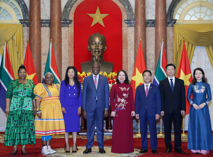 Phó chủ tịch nước Võ Thị Ánh Xuân, Phó tổng thống Paul Mashatile và phu nhân cùng các đại biểu hai nước Việt Nam, Nam Phi - Ảnh: TTXVN