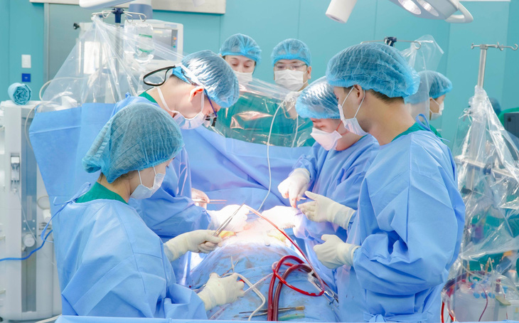 Các bác sĩ Bệnh viện Tim Hà Nội và Bệnh viện Đa khoa trung ương Quảng Nam thực hiện ca phẫu thuật tim hở đầu tiên tại Bệnh viện Đa khoa trung ương Quảng Nam - Ảnh: B.H.