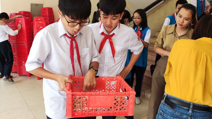 Gom vỏ hộp sữa, chai nhựa cũ, đồ chơi hỏng để tái chế đã trở thành thói quen của cô trò trường tiểu học Phú Lâm 1, Bắc Ninh