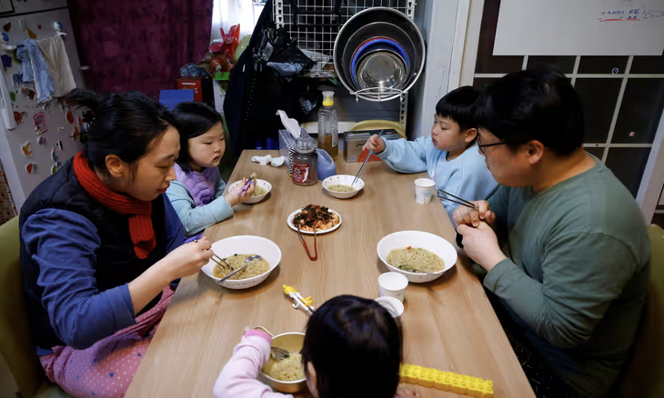 Một gia đình Hàn Quốc đang dùng bữa - Ảnh: REUTERS