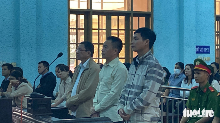 Hồ Quang Thi (giữa - cựu kế toán trưởng Sở Nội vụ tỉnh Gia Lai) bị kết án 11 năm tù về tội tham ô tài sản - Ảnh: ĐÌNH CƯƠNG