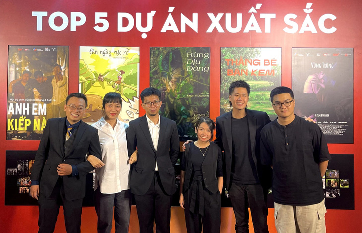 Đạo diễn Nguyễn Hoàng Điệp (thứ hai từ trái qua) chụp ảnh cùng thí sinh Dự án phim ngắn CJ mùa 4 - Ảnh: THÁI THÁI