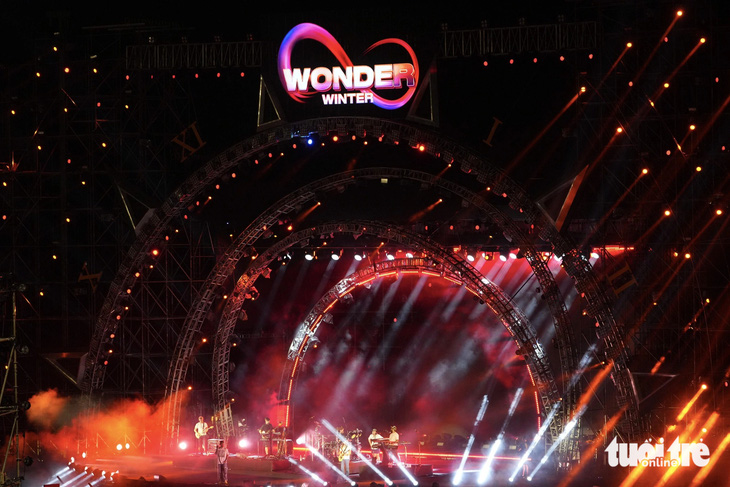 Toàn cảnh sân khấu 8Wonder tại Phú Quốc khi Maroon 5 đang tổng duyệt, tối 15-12 - Ảnh: HỮU HẠNH