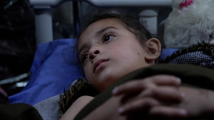 Jinan Sahar Mughari đang ngồi cạnh ông nội thì nhà cô bé bị trúng bom và chân bé bị giập nát - Ảnh: CNN