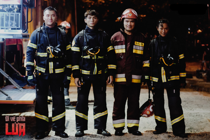 Các diễn viên vào vai lính cứu hỏa trong phim Đi về phía lửa - Ảnh: ĐPCC