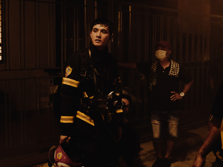 Trần Ngọc Vàng vào vai người lính cứu hỏa trẻ tuổi - Ảnh: ĐPCC