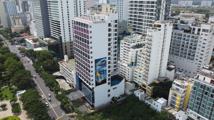 Khách sạn Novotel ở Nha Trang xây vượt 2 tầng - Ảnh: TRẦN HƯỚNG