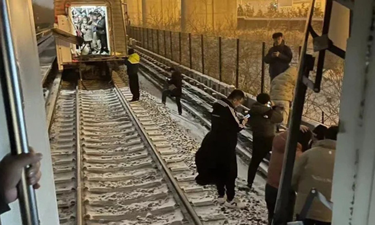 Hiện trường vụ tàu điện ngầm Trung Quốc bị đứt toa - Ảnh: THỜI BÁO HOÀN CẦU/WEIBO