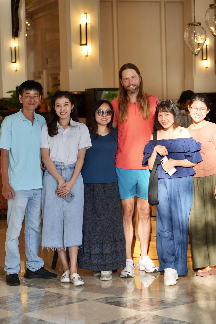 James Valentine vui vẻ chụp ảnh cùng các nhóm khách người Việt tại khách sạn - Ảnh: HỮU HẠNH