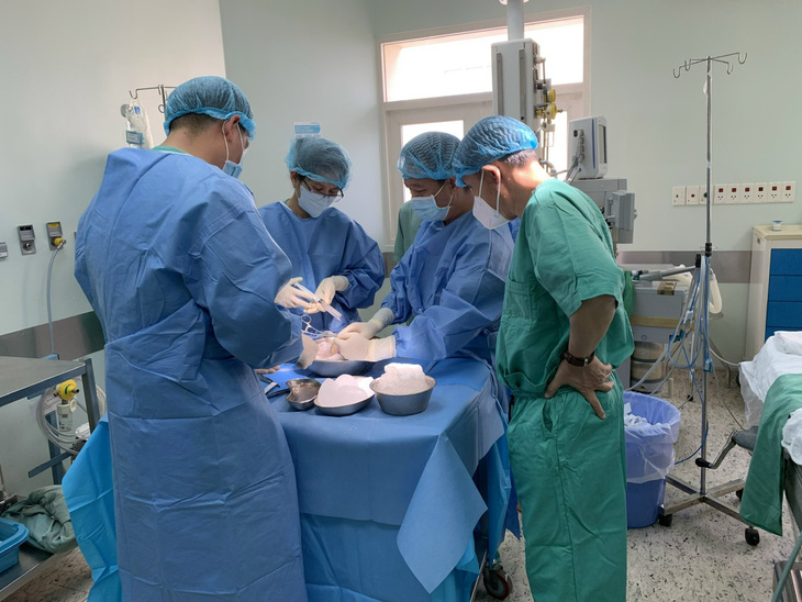 Các bác sĩ Bệnh viện Trung ương Huế tiến hành ghép tim cho một bệnh nhân. Đây là 1 trong 9 ca ghép tim xuyên Việt được thực hiện thành công tại bệnh viện này - Ảnh: THƯỢNG HIỂN