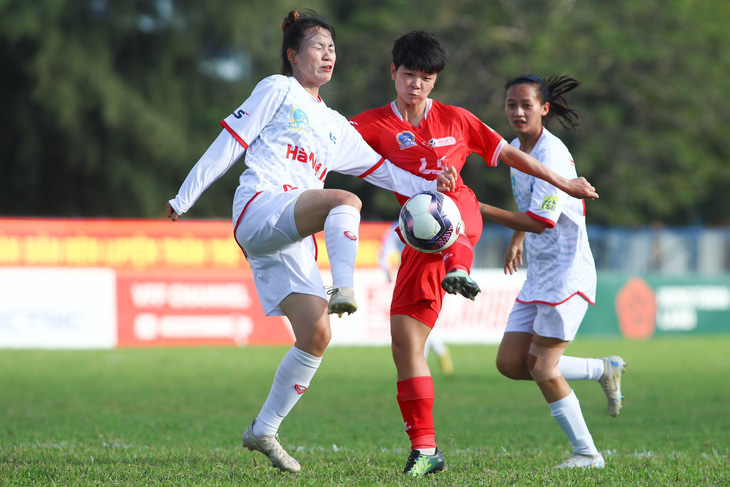 Cuộc đua ngôi vô địch Giải bóng đá nữ VĐQG 2023 đang diễn ra gay cấn khi Than Khoáng Sản Việt Nam, TP.HCM I và Hà Nội I có cùng 25 điểm sau 10 vòng - Ảnh: TSB