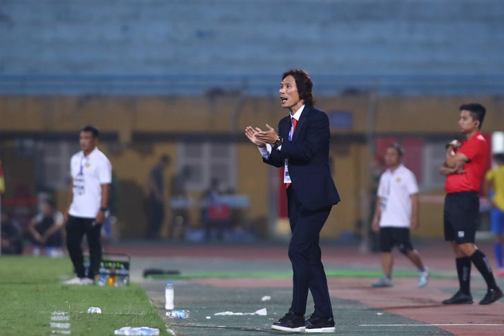 HLV Gong Oh Kyun liên tục động viên cầu thủ CLB Công An Hà Nội trong trận đấu với Quảng Nam - Ảnh: MINH ĐỨC