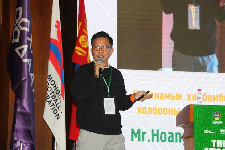 HLV Hoàng Anh Tuấn thuyết trình về bóng đá trẻ tại Mông Cổ - Ảnh: VFF