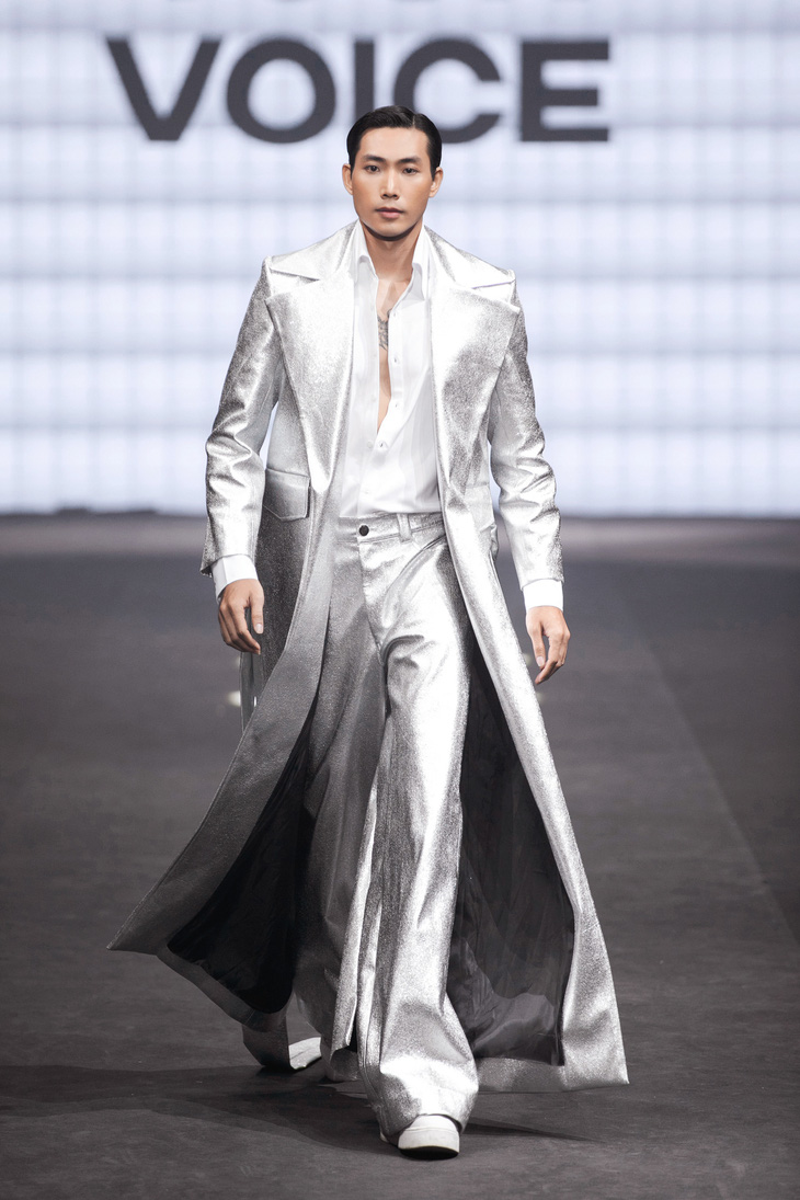 Show diễn còn có sự góp mặt của á vương Hữu Long, diện trang phục ánh kim, anh mạnh mẽ sải bước trên sàn catwalk.