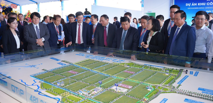 Lãnh đạo Bộ Kế hoạch và Đầu tư, lãnh đạo các ban ngành và tỉnh Quảng Trị cùng dự lễ khởi công dự án Khu công nghiệp Quảng Trị - Ảnh: QUỐC NAM