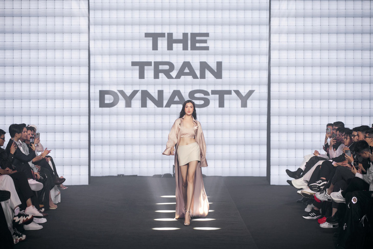 Á hậu Hoàn vũ Việt Nam 2015 Lệ Hằng được cổ vũ nồng nhiệt khi xuất hiện mở màn chương trình, trong bộ sưu tập The Tran Dynasty của nhà thiết kế Hoàng Xuân Sơn.