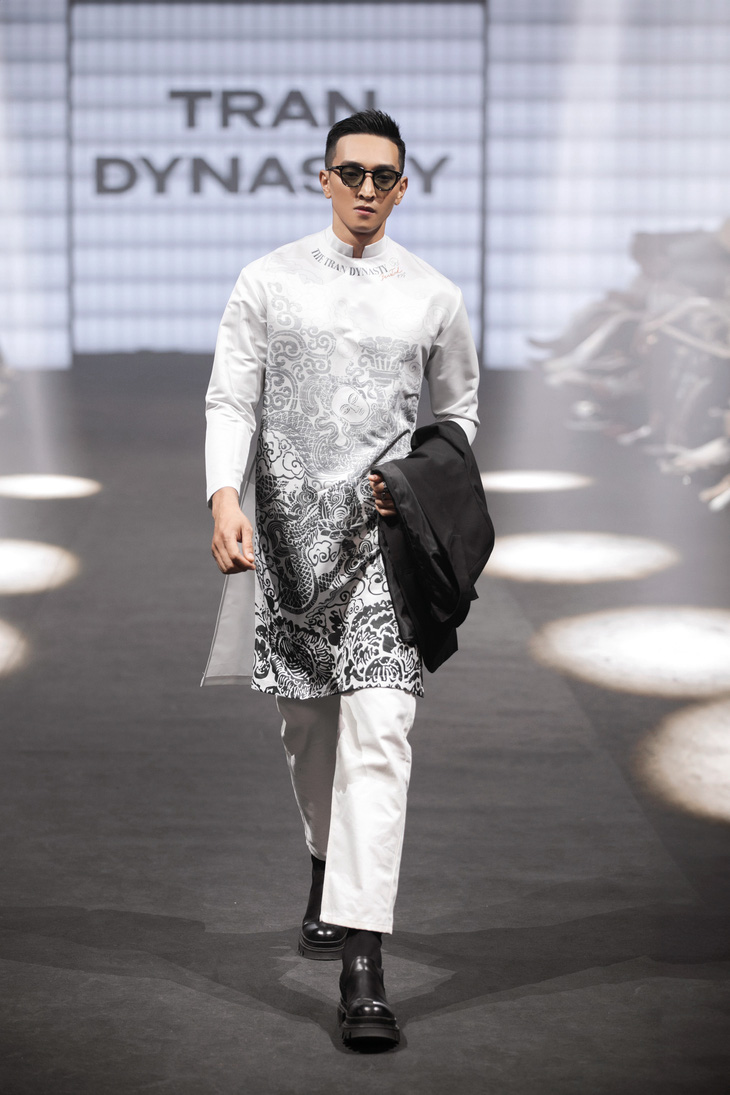 Người mẫu Long Lê kết màn cho bộ sưu tập ‘The Tran Dynasty’ của nhà thiết kế Hoàng Xuân Sơn.