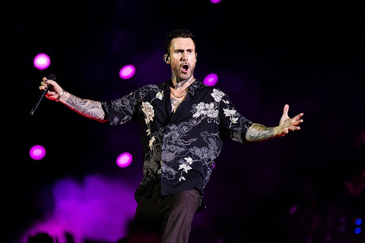 Thủ lĩnh Adam Levine của ban nhạc Maroon 5 biểu diễn trên sân khấu quốc tế - Ảnh: Getty Images