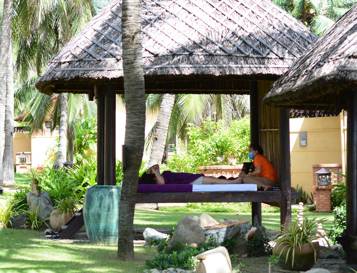 Massage trị liệu, chăm sóc sức khỏe cho du khách tại một cơ sở lưu trú ở Mũi Né, Phan Thiết, Bình Thuận - Ảnh: ĐỨC TRONG