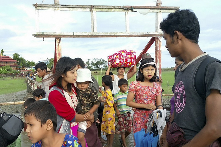 Cuộc giao tranh giữa quân đội Myanmar và lực lượng nổi dậy khiến hàng trăm ngàn người phải di dời - Ảnh: AFP