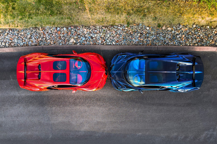 Lớp sơn ngoài, họa tiết đặc biệt và cửa sổ trời Sky View khiến công đoạn tùy biến lại siêu xe Pháp rất lâu và công phu - Ảnh: Bugatti