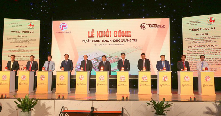 Các lãnh đạo bộ ngành và tỉnh Quảng Trị bấm nút khởi động dự án xây dựng sân bay Quảng Trị - Ảnh: QUỐC NAM