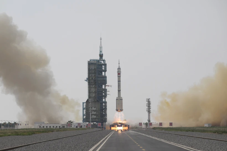 Tên lửa đẩy Trường Chinh-2F mang theo tàu vũ trụ Thần Châu-16 rời bệ phóng, tại Trung tâm phóng vệ tinh Tửu Tuyền ở Tây Bắc Trung Quốc ngày 30-5-2023 - Ảnh: THX/TTXVN