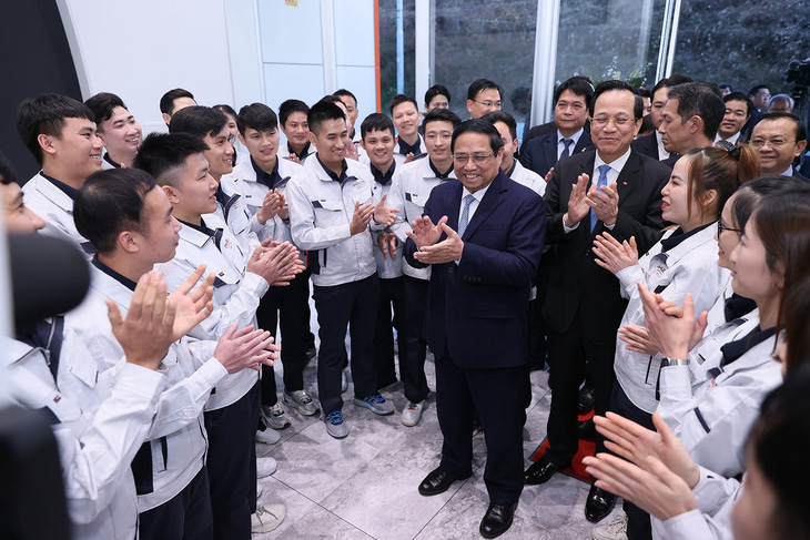 Thủ tướng Phạm Minh Chính vui mừng gặp các kỹ sư, người lao động Việt Nam tại Công ty Shibata Gousei, tỉnh Gunma - Ảnh: Dương Giang