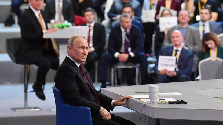 Tổng thống Vladimir Putin tại cuộc họp báo cuối năm thường niên kéo dài 4 giờ 4 phút hôm 14-12 - Ảnh: RIA NOVOSTI
