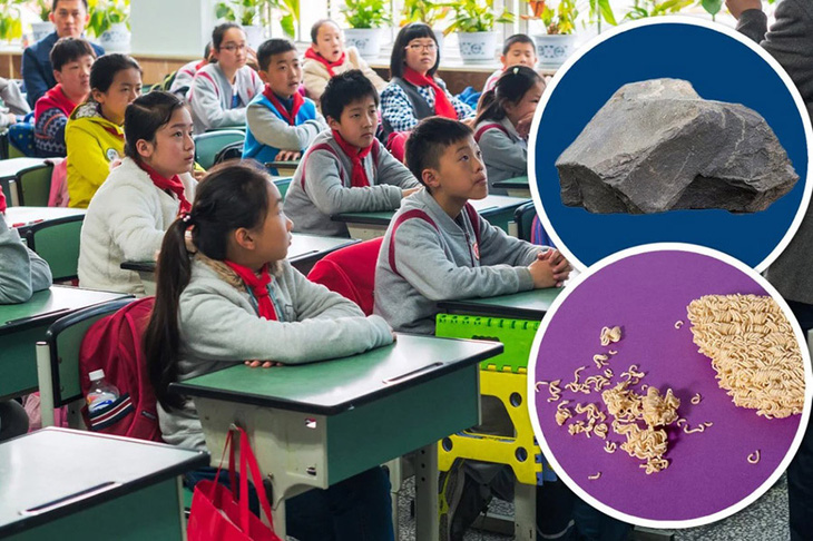 Cô giáo sử dụng phép ẩn dụ vật lý về việc nghiền nát một gói mì tôm giòn dễ dàng để miêu tả sự yếu đuối. Sau đó, cô Jian cũng làm tương tự với một hòn đá để cho cả lớp thấy một ví dụ về sức mạnh - Ảnh: Douyin