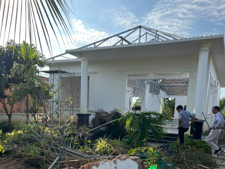 Người dân tự nguyện tháo dỡ thêm 2 căn biệt thự xây trái phép ở xã Dương Tơ (TP Phú Quốc) - Ảnh: HOÀNG DUNG