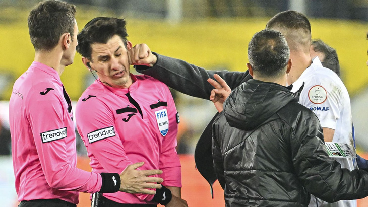 Trọng tài Meler (áo hồng) đã bình phục sau khi bị ông Koca đấm vào mặt - Ảnh: GETTY IMAGES