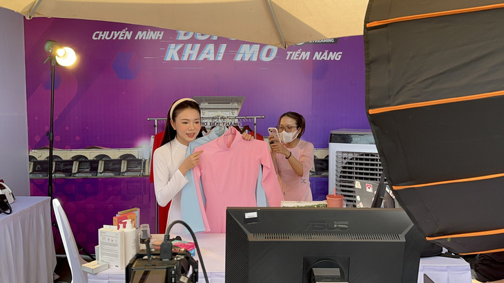 Hot TikToker Trương Nhã Dinh livestream bán áo dài nữ của chị Lài, tiểu thương chợ Bến Thành - Ảnh: BTC