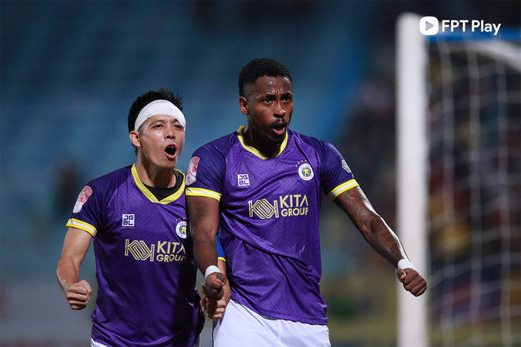 Denilson (bên phải) ăn mừng bàn thắng đầu tiên trong màu áo Hà Nội FC - Ảnh: FPT PLAY