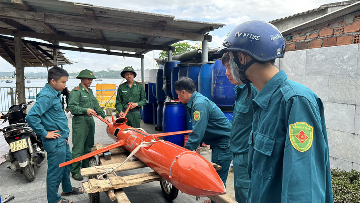 Lực lượng chức năng tỉnh Quảng Ngãi kiểm tra thiết bị giống máy bay không người lái vừa dạt vào vùng biển tỉnh này - Ảnh: BĐBP Quảng Ngãi 