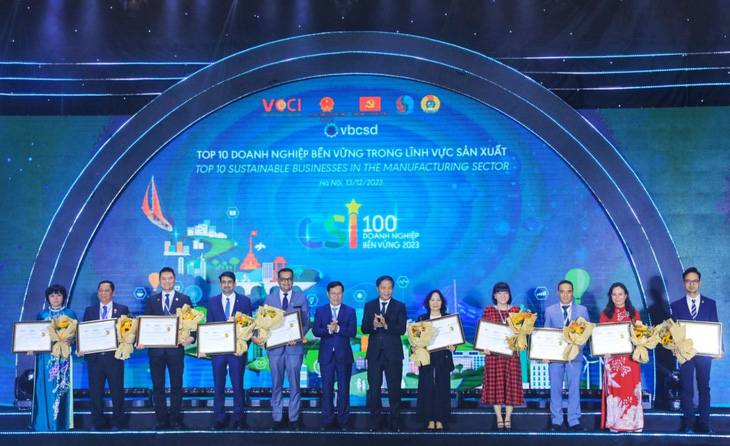 Ông Lưu Thế Doanh - chủ tịch HĐTV Công ty TNHH MTV Cao su Phú Riềng (thứ 2 từ trái qua) - nhận vinh danh Top 10 doanh nghiệp bền vững trong lĩnh vực sản xuất