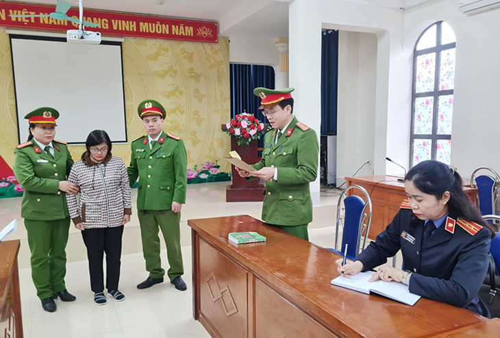 Cơ quan cảnh sát điều tra thi hành lệnh bắt tạm giam đối với bị can Vũ Thị Thanh Huyền - Ảnh: Công an cung cấp