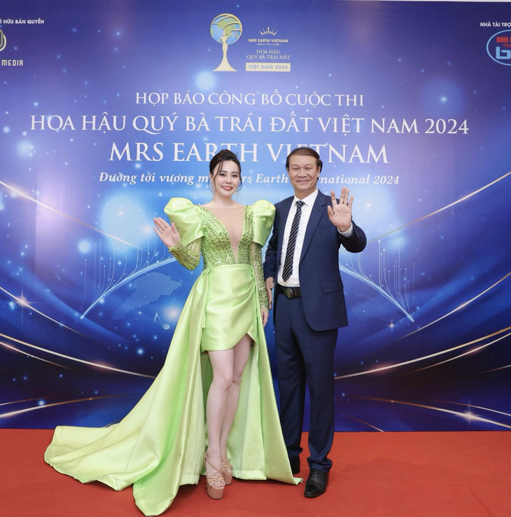 NSND Nguyễn Hải (phải) và Hoa hậu Quý bà hòa bình thế giới Phan Kim Oanh - trưởng ban tổ chức cuộc thi Hoa hậu Quý bà trái đất Việt Nam 2024 - Ảnh: BTC