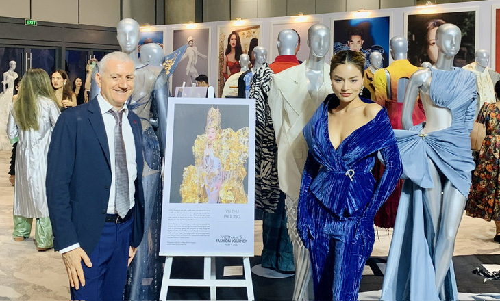 Vũ Thu Phương bên các thiết kế của cô tại triển lãm Vietnam's Fashion Journey - Ảnh: HOÀI PHƯƠNG