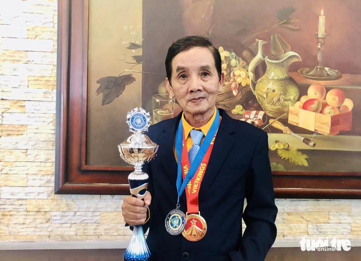 Họa sĩ Đoàn Việt Tiến xác lập kỷ lục thế giới lần thứ hai - Ảnh: HOÀI PHƯƠNG