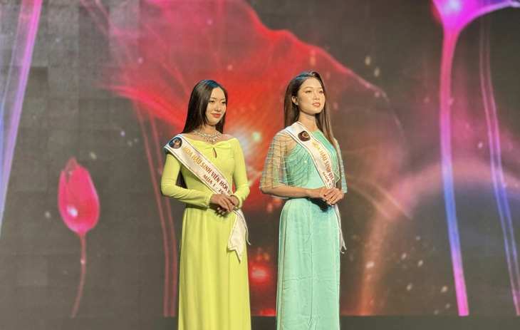 Các thí sinh Hoa hậu Sinh viên hòa bình Việt Nam trình diễn áo dài của nhà thiết kế Ngô Nhật Huy tại buổi công bố cuộc thi - Ảnh: HOÀI PHƯƠNG