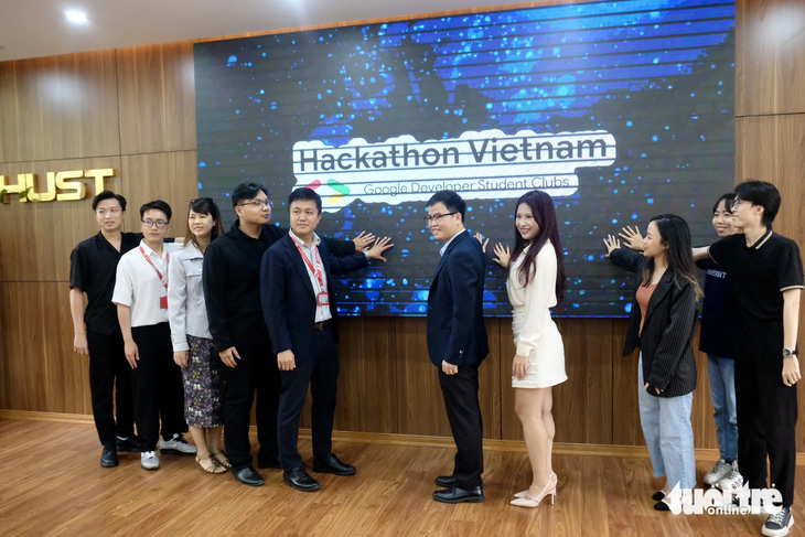 Đại diện đơn vị tổ chức bấm nút khởi động cuộc thi GDSC Hackathon Việt Nam 2024 - Ảnh: NGUYÊN BẢO