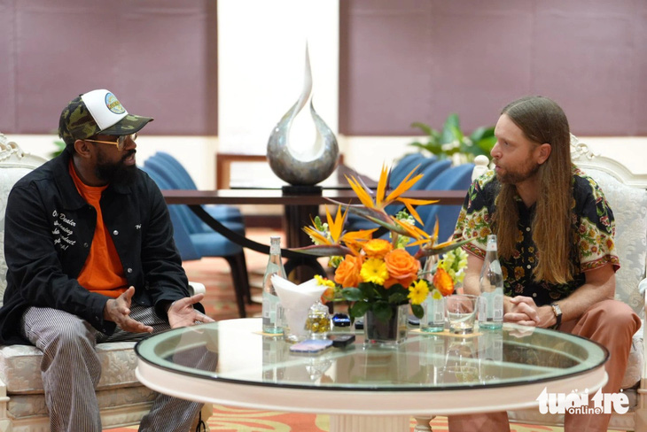 Hai thành viên Maroon 5, PJ Morton (trái) và James Valentine trả lời phỏng vấn báo chí Việt Nam tối 16-12 - Ảnh: THẾ KIỆT