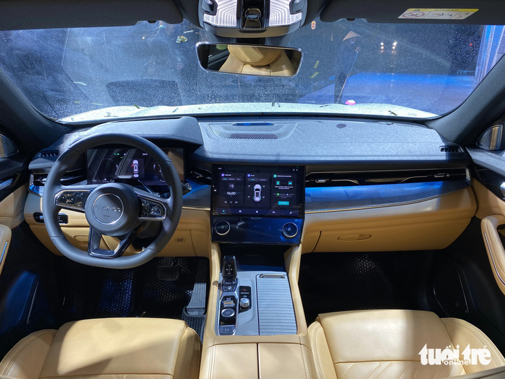 Khoang cabin có tới 4 màn hình hiển thị, bao gồm màn hình 12,3 inch sau vô-lăng, màn hình trung tâm 12,8 inch, một màn hình dùng thay phím điều khiển giống trên xe Land Rover và một màn hình hắt kính (HUD). Có rất ít phím bấm cơ, hầu hết là cảm ứng