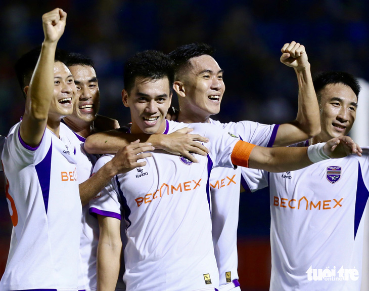 Tiến Linh cùng các đồng đội ăn mừng bàn thắng 3-2 - Ảnh: QUANG THỊNH
