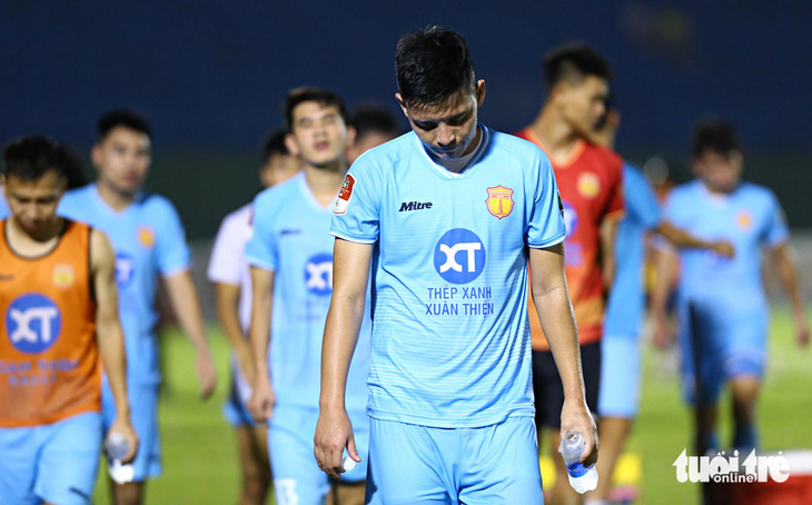 Các cầu thủ Nam Định rời sân trong buồn bã - Ảnh: QUANG THỊNH
