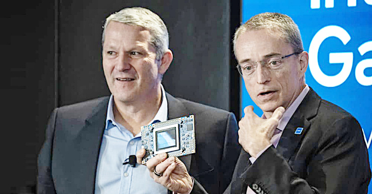 Ông Patrick Gelsinger (phải), CEO của Intel, phát biểu trong sự kiện ra mắt các chip mới ở New York, Mỹ hôm 14-12 - Ảnh: BLOOMBERG